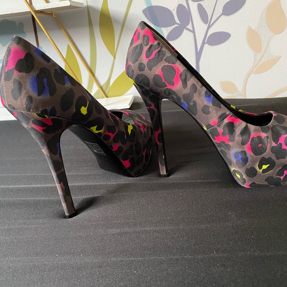 Nine West Neon cheetah Heels - Picture 5 of 8